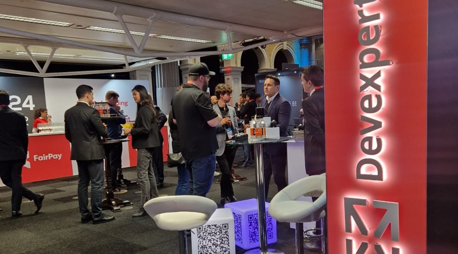 湛江钢铁零碳项目两大核心设备成功吊装就位